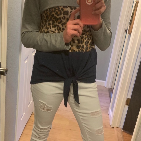 🎈Leopard Top‎ with Tie Front - Picture 5 of 9